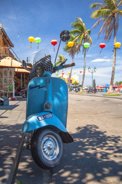 крупным планом vespa scooters. vespa - итальянский скутерный бренд производства piaggio vespa. - retro revival traditional photography classic equipment стоковые фото и изображения