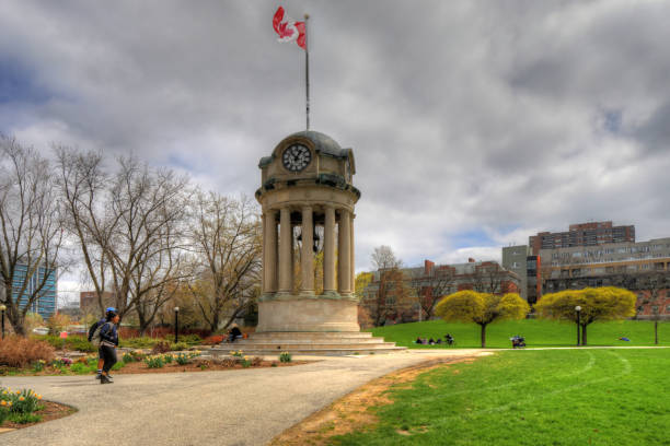 tour de l’horloge dans le parc victoria, kitchener, ontario, canada - waterloo region photos et images de collection