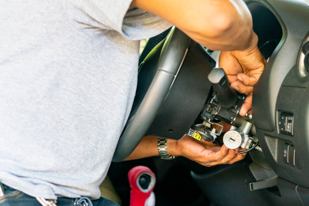 mano ravvicinata del tecnico durante la chiave di riparazione o l'avvio del motore del motore della berlina - putting together foto e immagini stock