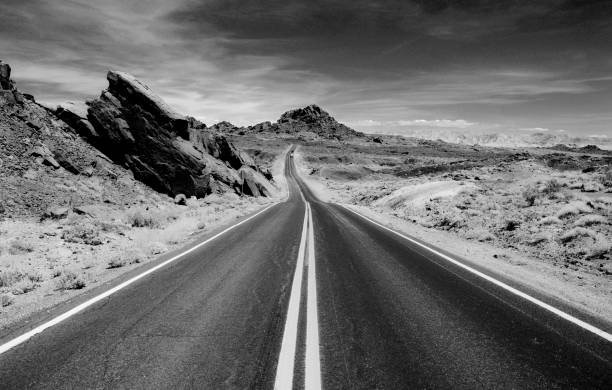 carretera escénica en valley of fire state park, nevada, ee. uu. - desert road road urban road desert fotografías e imágenes de stock