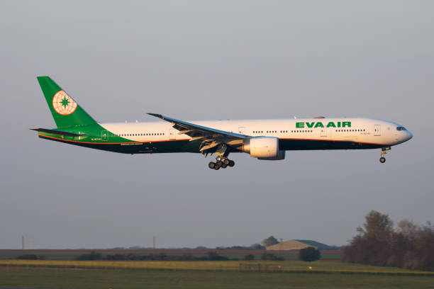 eva air boeing 777-300er b-16740 vuelo de pasajeros llegada y aterrizaje en el aeropuerto internacional de viena - 16740 fotografías e imágenes de stock