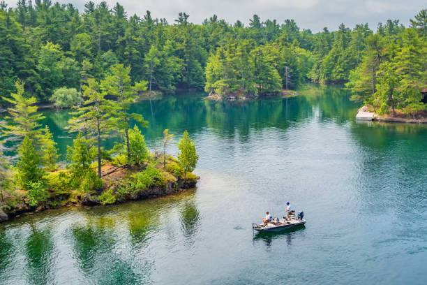 pesca en thousand islands canadá y ee.uu. - natural landmark nature recreational pursuit ontario fotografías e imágenes de stock