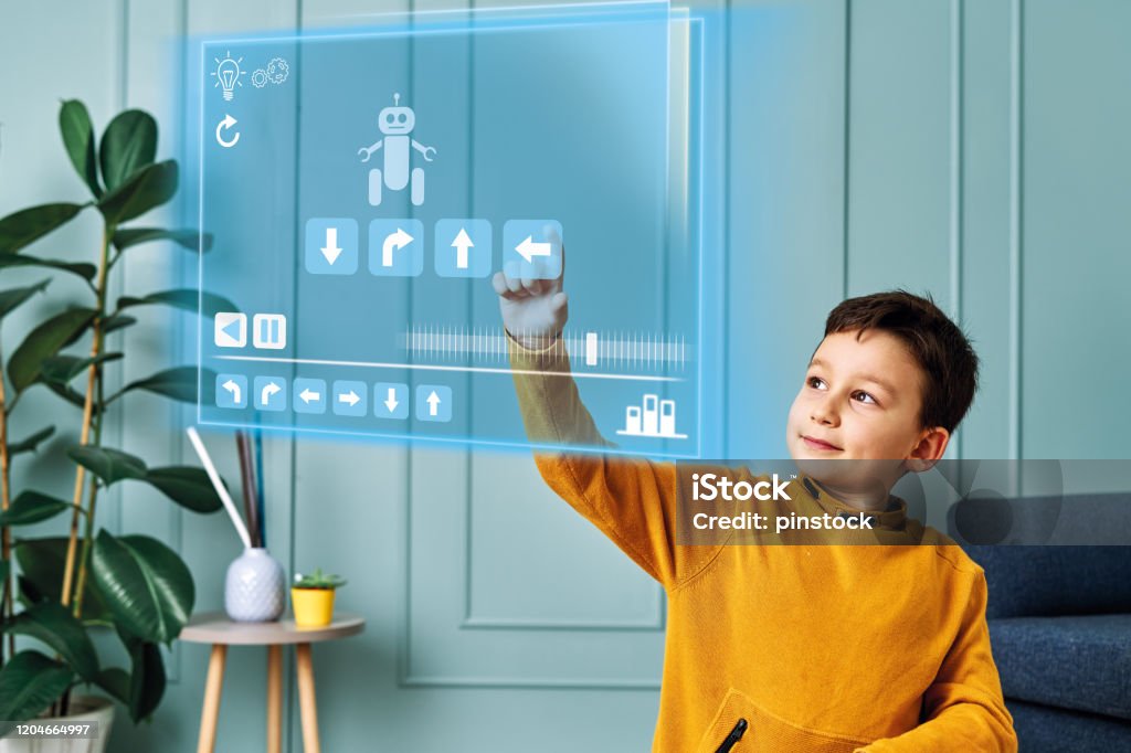 Futuristische kind programmeringrobot op virtueel scherm. - Royalty-free Kind Stockfoto