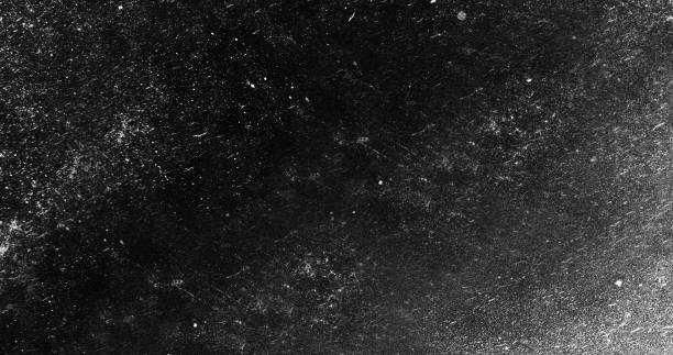 schwarzgraue betonwand mit sichtbaren kratzern und spänen - beleuchtungstechnik stock-fotos und bilder