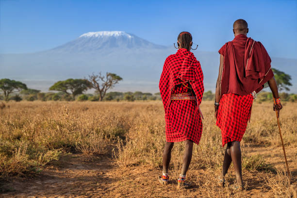 guerreros de la tribu maasai mirando al monte kilimanjaro, kenia, africa - masai community africa indigenous culture fotografías e imágenes de stock