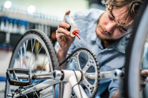 meccanico ripara le pause per biciclette in officina - bicycle chain foto e immagini stock