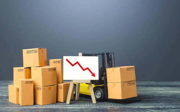 Forklift near boxes and easel with red arrow down. Decline trade and production rates, decreased sales. Low import export. Economic reduced, industry degradation. Marketing, price reduction. carretilla elevadora cerca de cajas y caandro con flecha roja hacia abajo. disminuir las tasas de comercio y producción, disminuyó las ventas. baja exportación de importación. reducción económica, degradación de la industria. marketing, reducción d