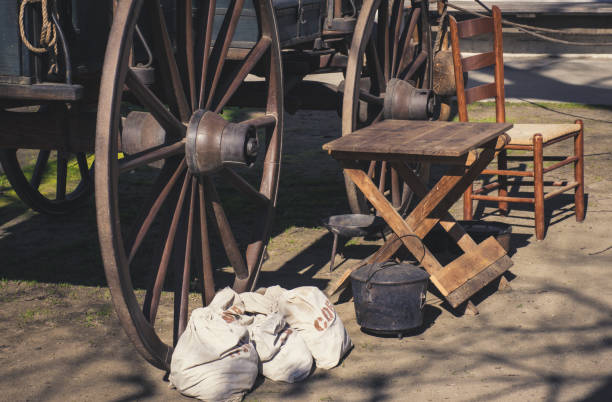 gold rush wagon wheels - gold rush courgette imagens e fotografias de stock