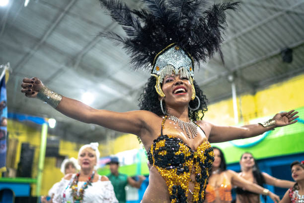 학교 카니발에서 축하하고 춤추는 여성 (passista) - samba school parade 뉴스 사진 이미지