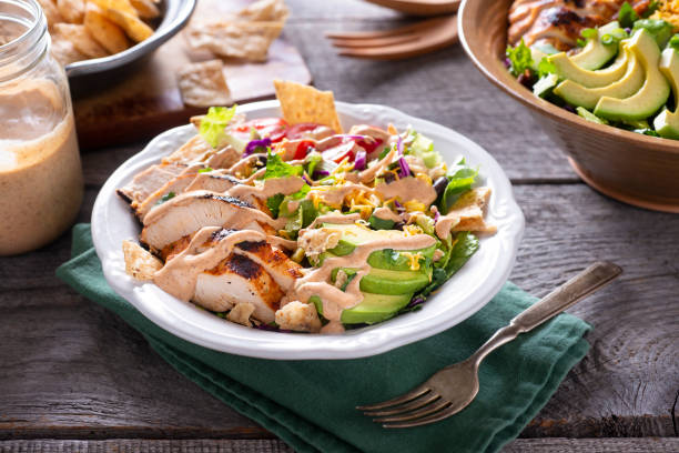 ensalada de pollo picado del sudoeste - cabbage close up food fork fotografías e imágenes de stock