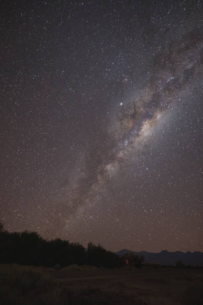 camino lechoso sobre el desierto de atacama - cerro miscanti fotografías e imágenes de stock