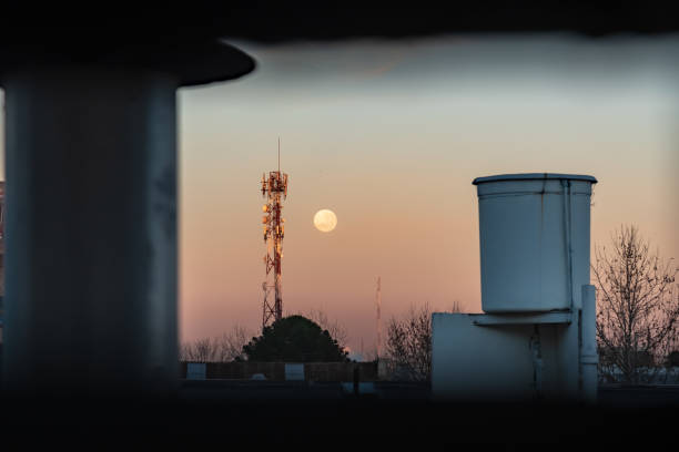 moonrise al crepuscolo con un'antenna di telecomunicazioni vicino alla luna - lautaro foto e immagini stock