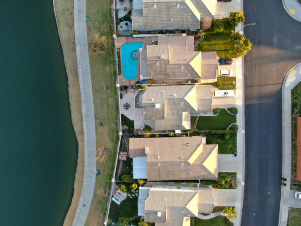 vista superior aérea del lago menifee y el barrio, distrito de la subdivisión residencial vila durante la puesta del sol - aerial view building exterior suburb neighbor fotografías e imágenes de stock