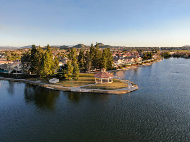 vista aérea del lago menifee y el barrio, distrito de la subdivisión residencial vila durante la puesta del sol - aerial view building exterior suburb neighbor fotografías e imágenes de stock