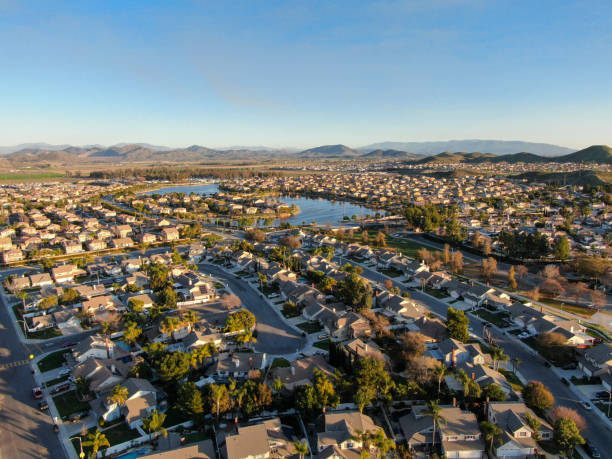 vista aérea del lago menifee y el barrio, distrito de la subdivisión residencial vila durante la puesta del sol - aerial view building exterior suburb neighbor fotografías e imágenes de stock