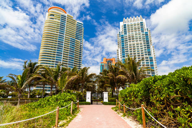 miami beach cityscape - art deco miami florida florida apartment imagens e fotografias de stock