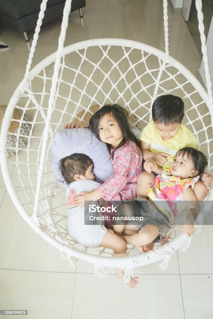 Cuatro Niños Asiáticos Lindos Jugando Juntos En Un Columpio Interior Con Un  Fondo Blanco Foto de stock y más banco de imágenes de Cuarto de jugar -  iStock
