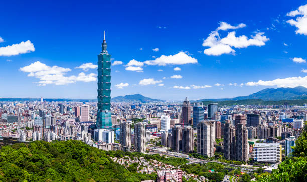 panorama-stadtbild der skyline von taipeh und taipei 101 wolkenkratzer in taipeh, taiwan. - 101 stock-fotos und bilder