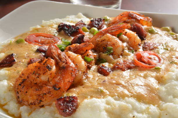 cajun shrimp on a bowl of grits - grits prepared shrimp restaurant food imagens e fotografias de stock