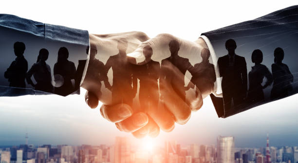 partenariato di concetto di business. gruppo di imprenditori. assistenza clienti. lavoro di squadra. - handshake foto e immagini stock