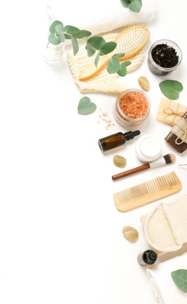 Spa background. bath products zero waste , sea salt, towels, aroma oil in bottles, natur soaps, body scrub with coffee on white backdrop. Beauty, wellness, body care concept. top view. copy space fondo de spa. productos de baño cero residuos, sal marina, toallas, aceite de aroma en botellas, jabones de natur, exfoliación corporal con café en telón de fondo blanco. belleza, bienestar, concepto de cuidado corporal. vista superior. copiar espacio