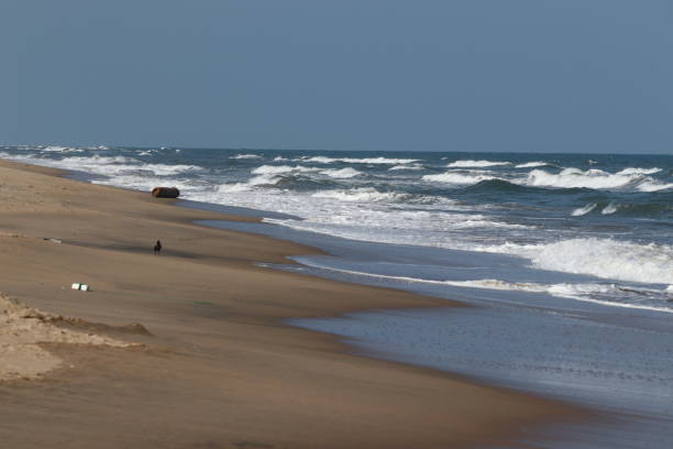 image de paysage de grande vague blanche d’eau sur la mer bleue et sable brun avec les fonds bleus clairs de ciel, paysage de plage - sandy brown bay beach sand photos et images de collection