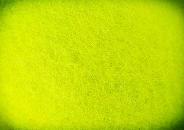 nahaufnahme makro selektiven fokus standard tennisball. textur - tennisball stock-fotos und bilder