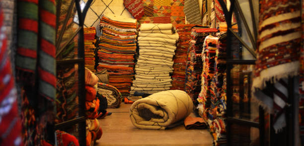 bellissimi tappeti orientali - jordan amman market people foto e immagini stock