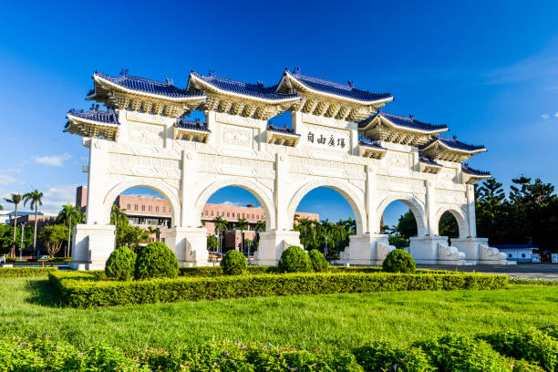 главные ворота национального тайваня демократия мемориальный зал (национальный чан кайши мемориальный зал ) в тайбэе, тайвань - national concert hall стоковые фото и изображения
