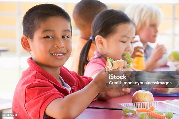 Przedszkola Dzieci Jeść Obiad - zdjęcia stockowe i więcej obrazów Dziecko - Dziecko, Jeść, Lunch