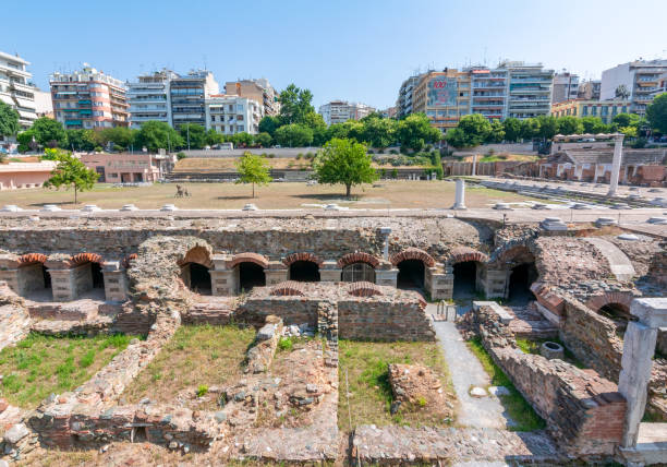 ruinas del foro romano (antiguo ágora), tesalónica, grecia - roman agora fotografías e imágenes de stock