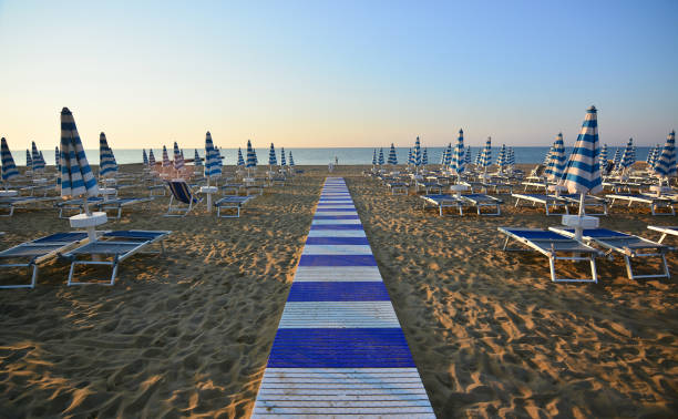 plage encore déserte au petit matin - italy adriatic sea summer europe photos et images de collection