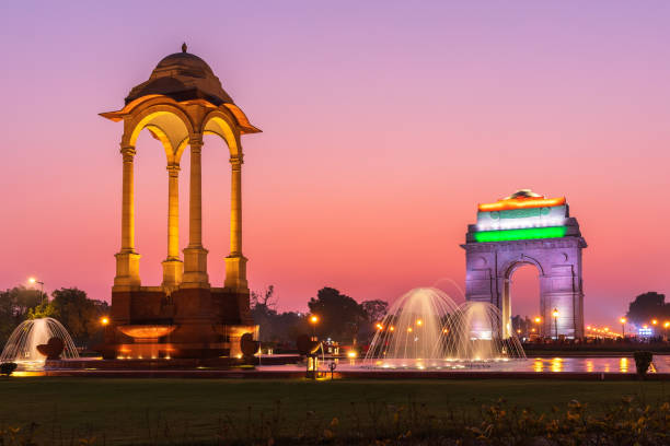 la puerta de la india y el dosel, vista iluminada por la noche, nueva delhi, india - new delhi india night government fotografías e imágenes de stock