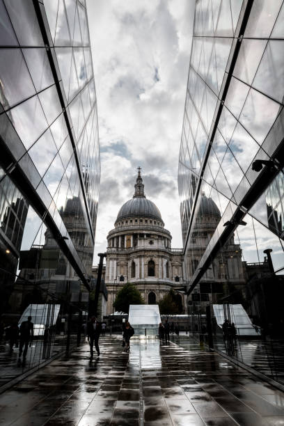 katedra świętego pawła i refleksja w londynie - st pauls cathedral travel destinations reflection london england zdjęcia i obrazy z banku zdjęć