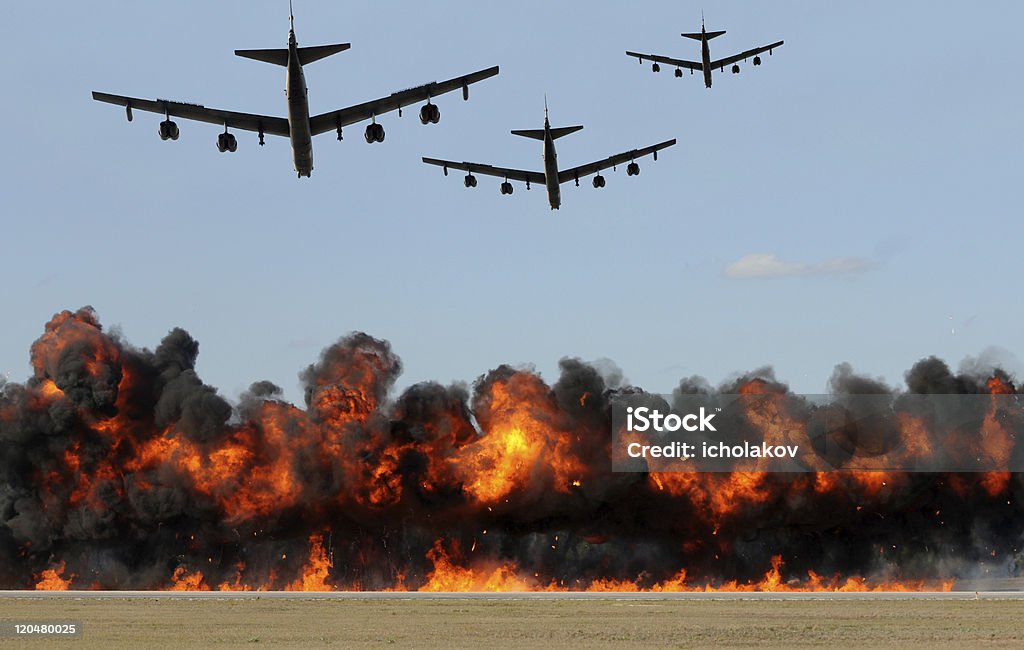 Forte ataque de bombas - Foto de stock de Bombardeamento royalty-free