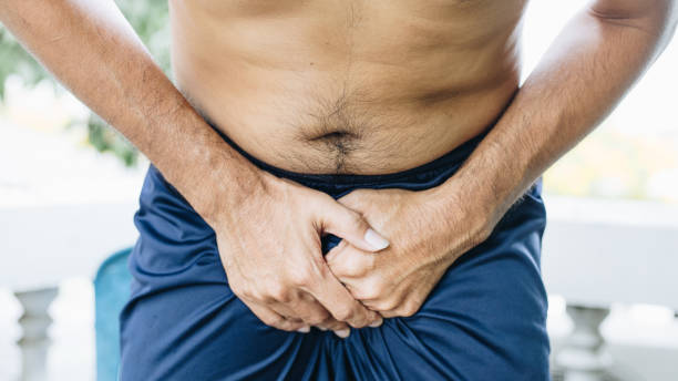 primer plano de un hombre con las manos sosteniendo su entrepierna, el concepto de infección del tracto urinario síndrome de vejiga dolorosa y cistitis intersticial - interstitial fotografías e imágenes de stock