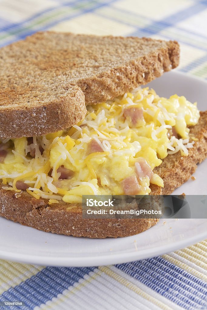 Tortilla de jamón un sándwich de desayuno - Foto de stock de Alimento libre de derechos