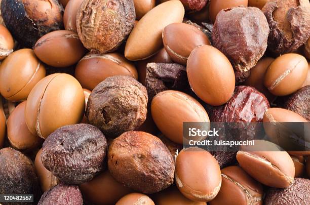 Primo Piano Di Argan Olive - Fotografie stock e altre immagini di Antigienico - Antigienico, Cibo biologico, Composizione orizzontale