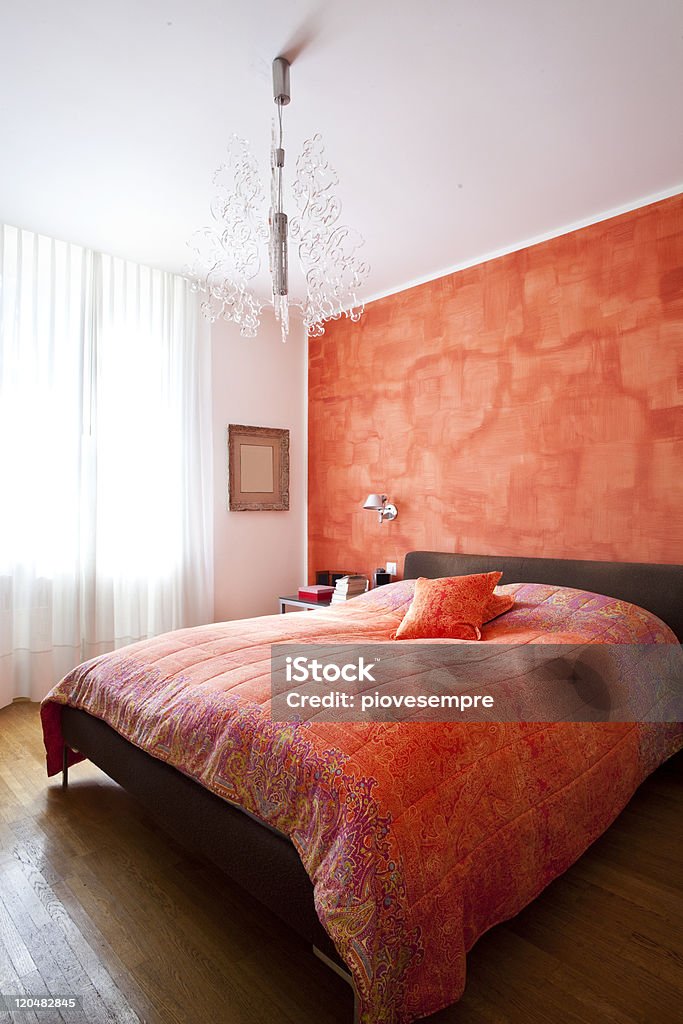 Interno camera da letto con parete rossa casa, - Foto stock royalty-free di Accogliente