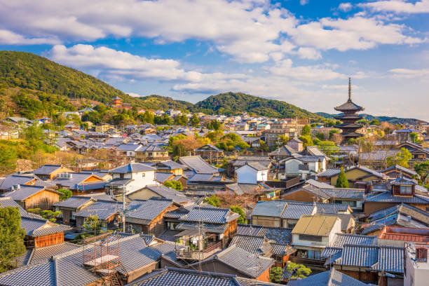 kyoto, giappone old town skyline - città di kyoto foto e immagini stock