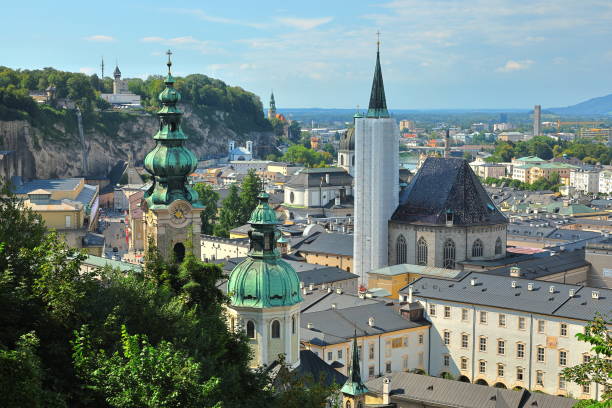 le centre historique de salzbourg (vieille ville) horizon, salzbourg, autriche - kollegienkirche photos et images de collection