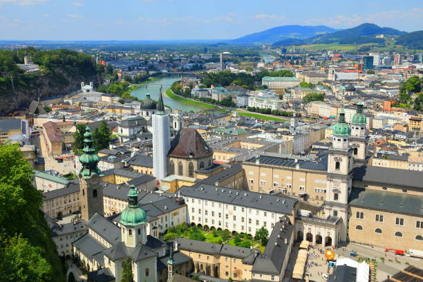 vue aérienne du centre historique de salzbourg (altstadt) et de la rivière salzach, salzbourg, autriche - kollegienkirche photos et images de collection
