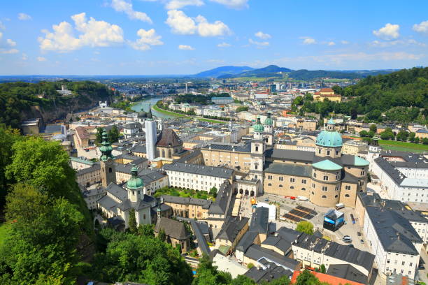 vue aérienne du centre historique de salzbourg (altstadt), salzbourg, autriche - kollegienkirche photos et images de collection