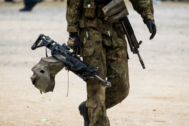 soldado japonês carring metralhadora. - japanese military - fotografias e filmes do acervo