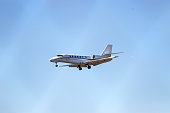 executive-jet-kommt-am-flughafen-an-reisen-mit-dem-flugzeug-transport.jpg?b=1&s=170x170&k=20&c=fr600Q5KU-I_WOkUfnYHScrHp2pATtndype8AAjuuN8=