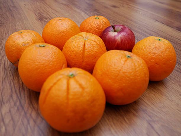 Laranja e maçã em madeira - foto de acervo