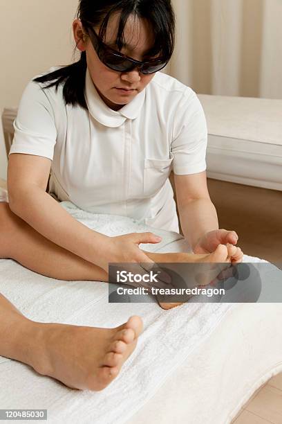 Reflexologia Massagem E Ponto De Pressão - Fotografias de stock e mais imagens de Amimar - Amimar, Bem-estar, Clínica médica