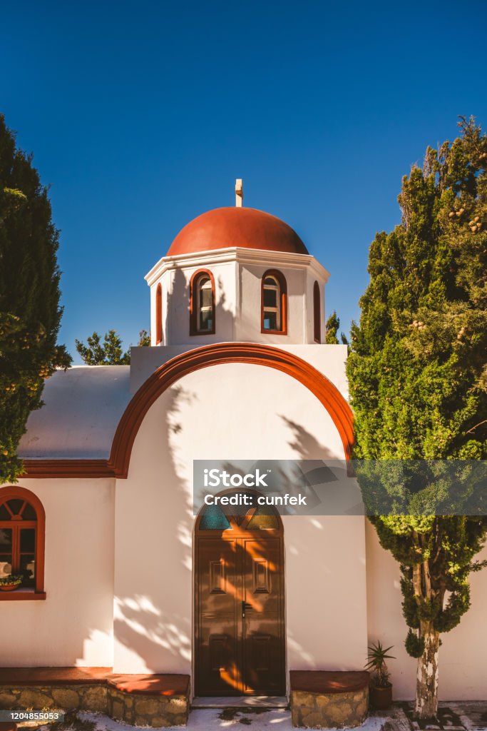 Cúpula Roja De La Iglesia Ortodoxa Marcha Isla Karpathos Grecia Foto de  stock y más banco de imágenes de Aire libre - iStock