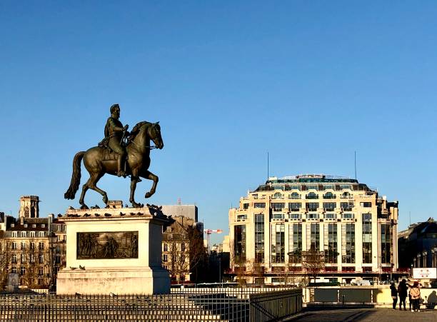 l'antico edificio samaritano e la statua di enrico iv a pont neuf, a parigi. (bâtiment de l'ancienne samaritaine, futur lieu de luxe) - henry iv foto e immagini stock