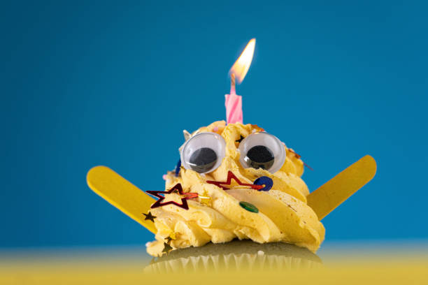 lustige cupcake wünschen sie ''happy birthday'' - back to front ideas surrealism concepts stock-fotos und bilder